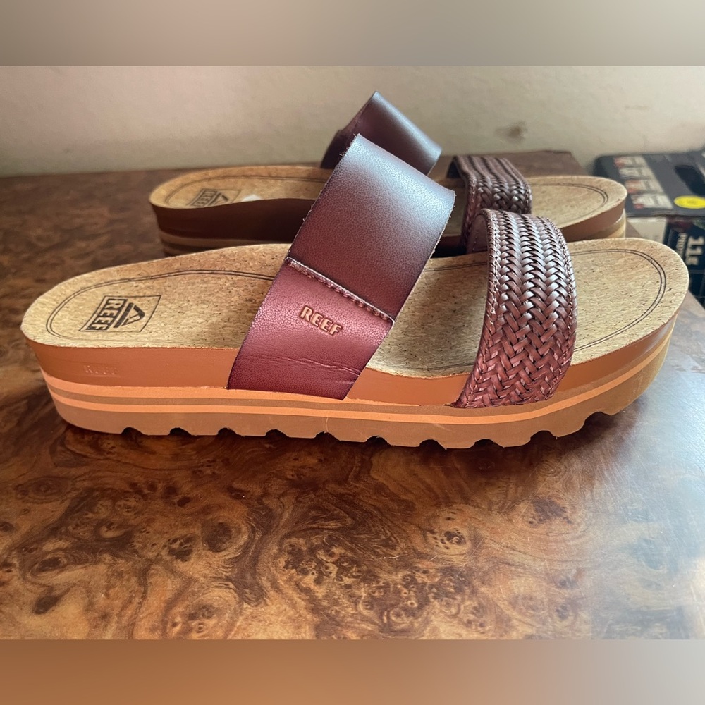 Reef Vista Hi Slides NWOT SIZE 9 EU 40